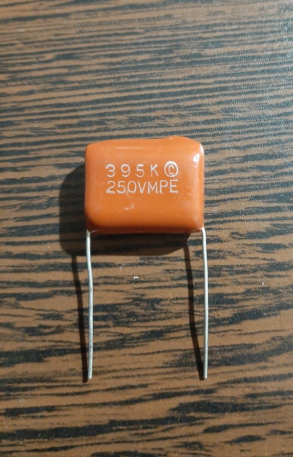 POLYESTER 250V 3.9uF - خازن پلی استر، 250 ولت، 3.9 میکروفاراد