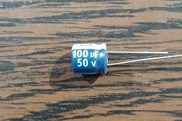 CAP 50V 100uF - خازن الکترولیت، 50 ولت، 100 میکروفاراد