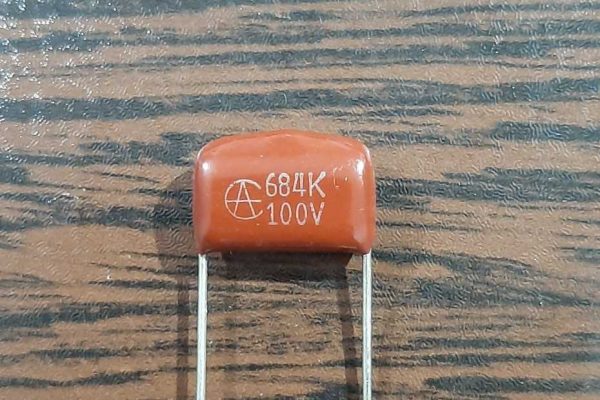POLYESTER 100V 680nF - خازن پلی استر، 100 ولت، 680 نانوفاراد